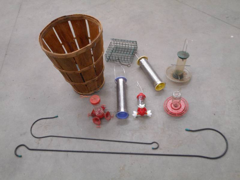 lot 119 image: Lot Of Assorted Bird Feeders, Hange...