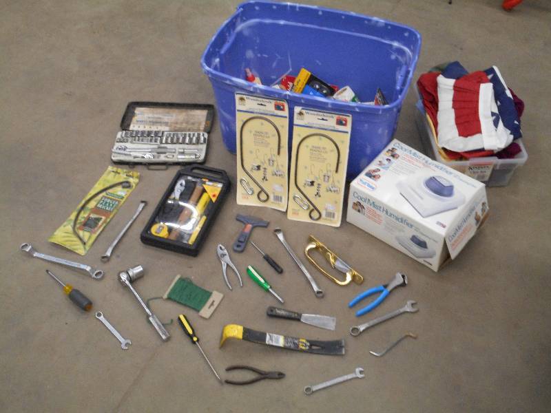 lot 123 image: Tote Of Assorted Hand Tools, Harwar...
