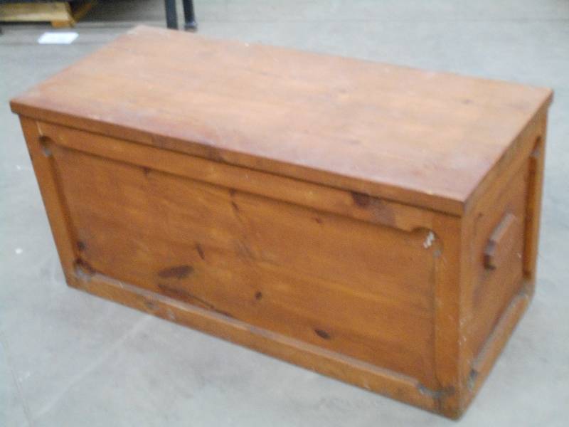 lot 124 image: Nice Heavy Duty Wood Box With Cedar...