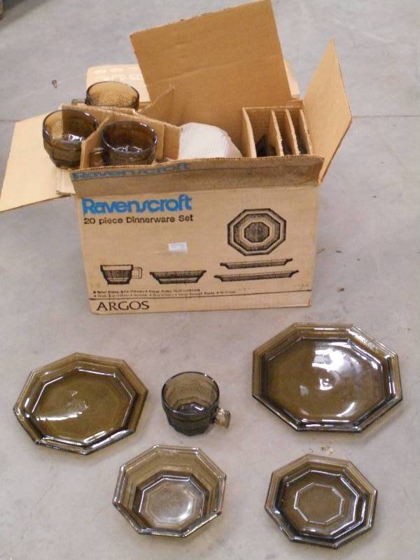 lot 132 image: Nice Vintage Textured Glass China S...