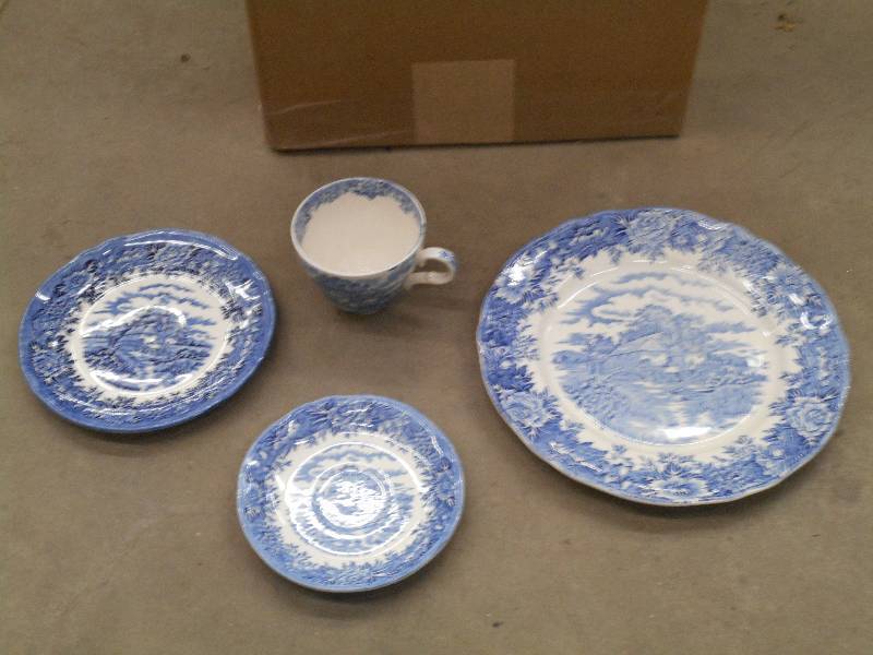 lot 133 image: Nice 32-Piece China Set, Complete, ...