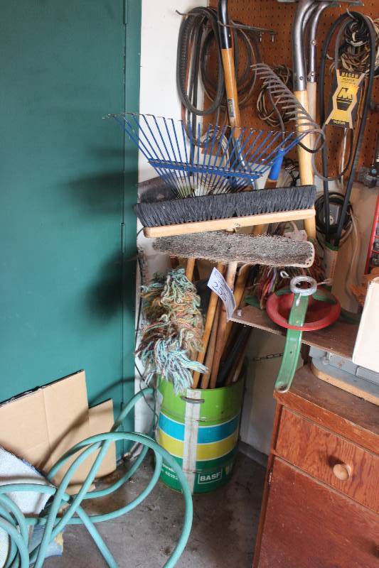 lot 255 image: Lot of Yard Tools