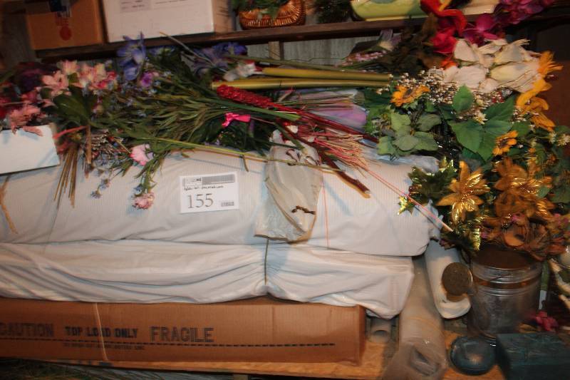 lot 155 image: Table Lot of Decorations