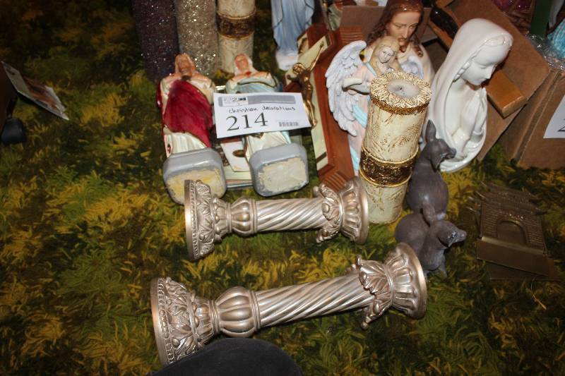 lot 214 image: Lot of Christmas Decorations