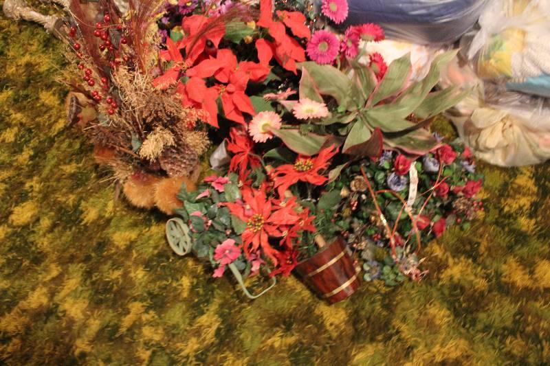 lot 210 image: Lot of Decorative Fake Flowers