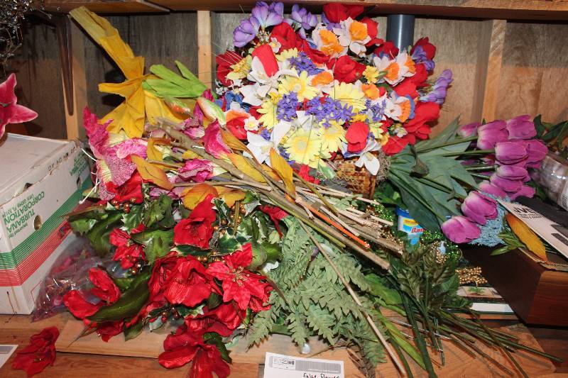 lot 151 image: Lot of Fake Flowers