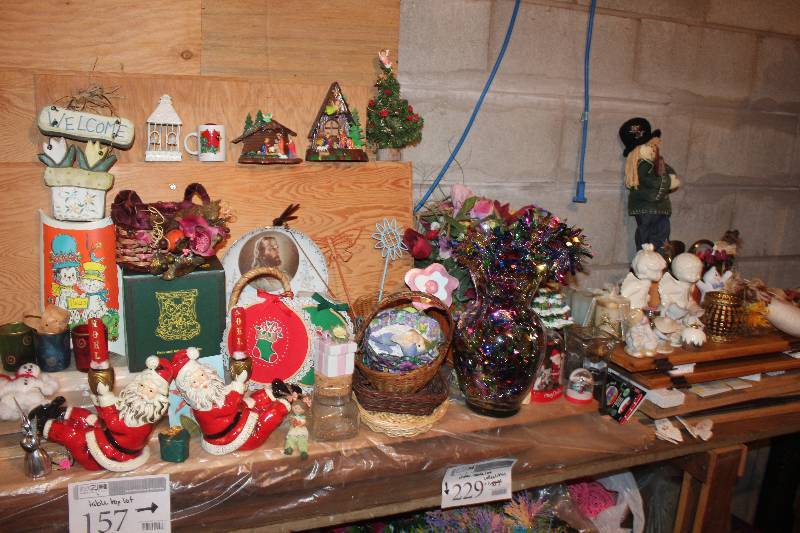 lot 157 image: Table Lot of Decorations