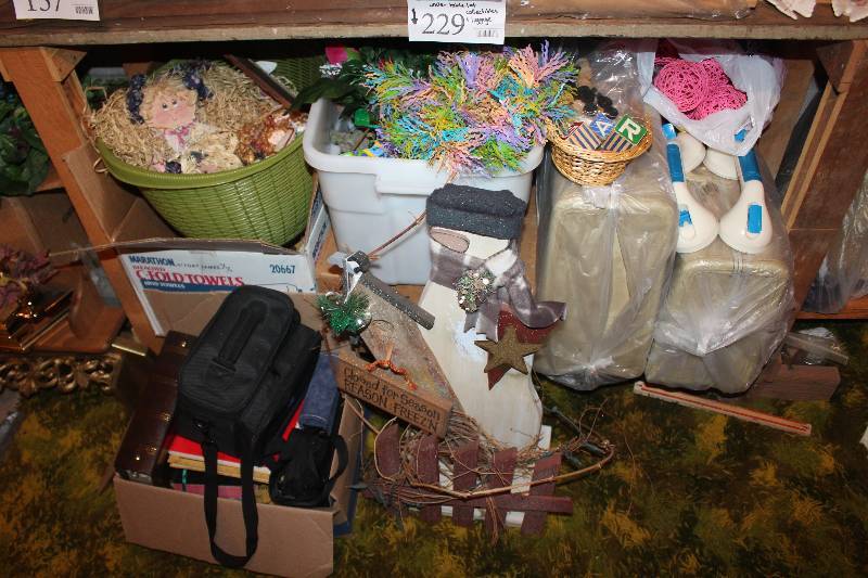 lot 229 image: Under Table Lot of Collectibles, Luggage
