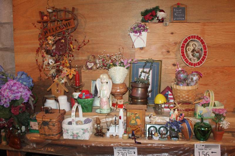 lot 156 image: Table Lot of Decorations