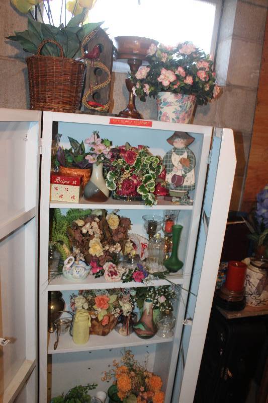 lot 233 image: Cabinet Lot of Floral Decorations