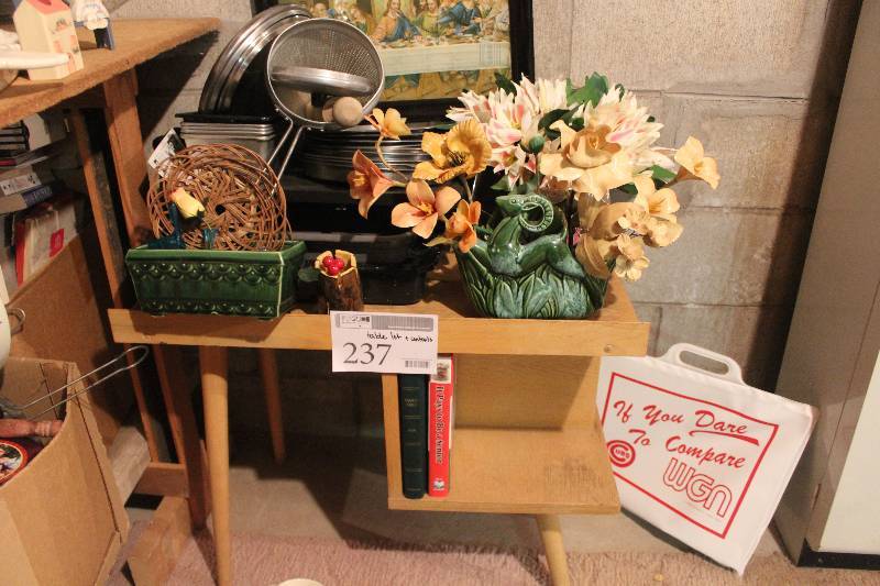 lot 237 image: Table Lot Decorations