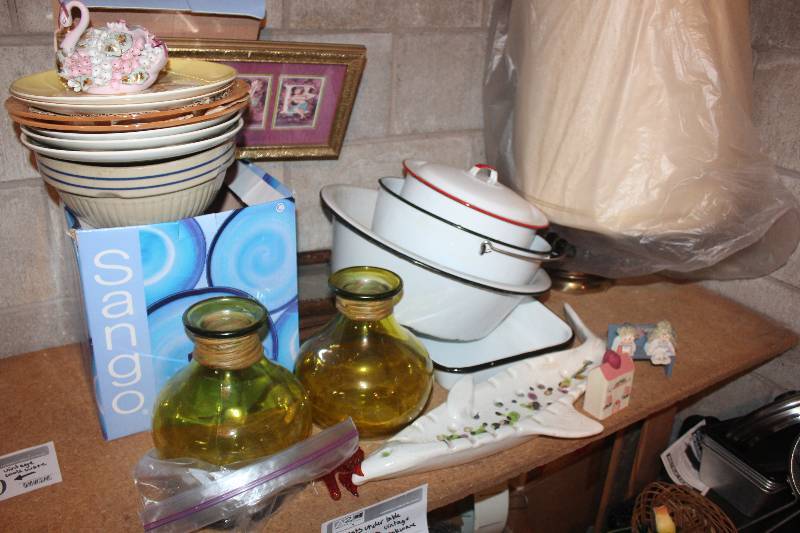 lot 239 image: Contents of Table Kitchen Wares