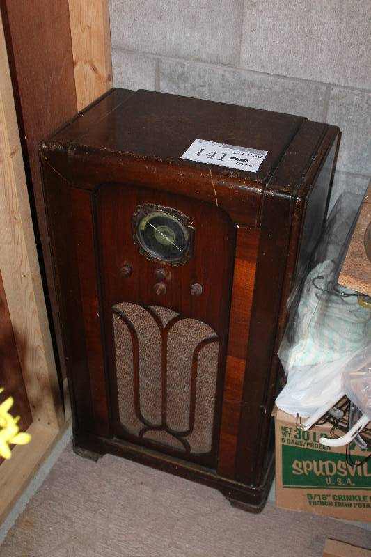 lot 141 image: Vintage Radio