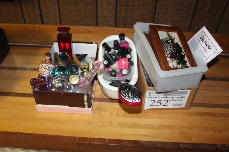 lot 252 image: Lot of (4) Womens Make-up Boxes, Jewelry Boxes