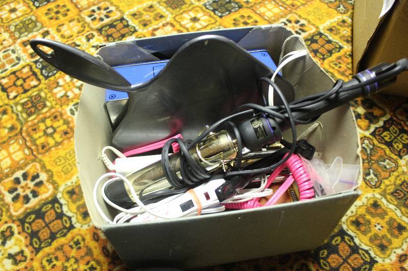 lot 279 image: Box Lot of Grooming Tools