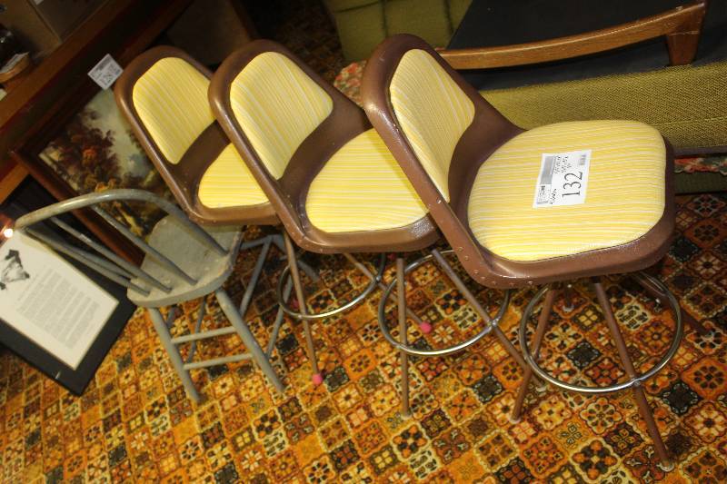 lot 132 image: Lot of (4) Chairs