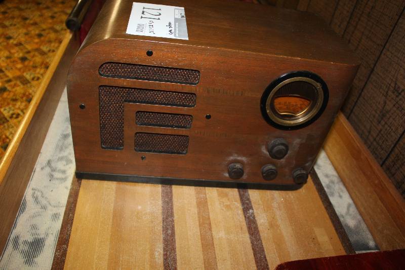 lot 121 image: Philco Vintage Radio