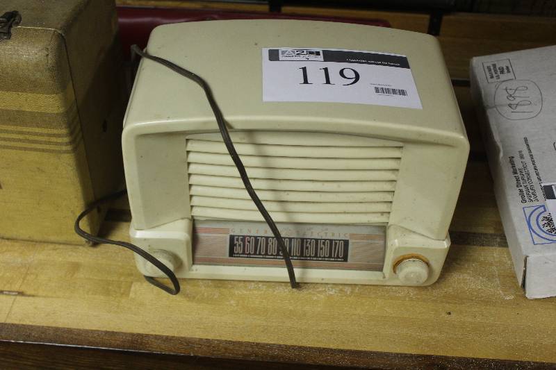 lot 119 image: GE Antique Radio