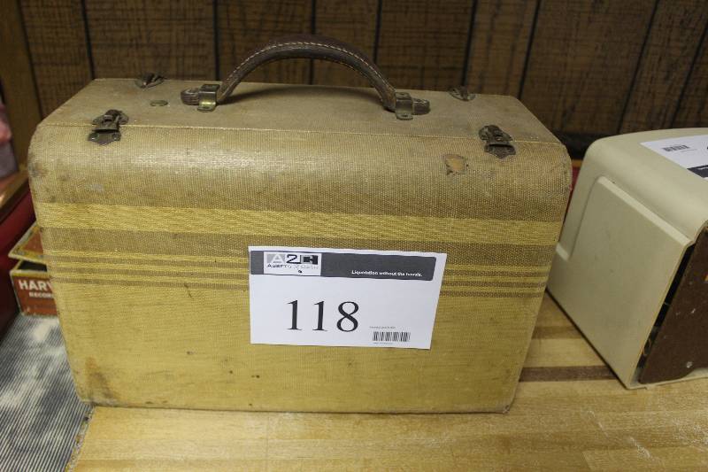 lot 118 image: Zenith Antique Portable Radio