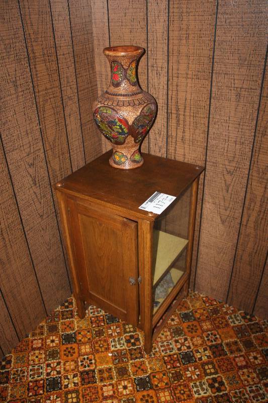 lot 117 image: End Table with Vase