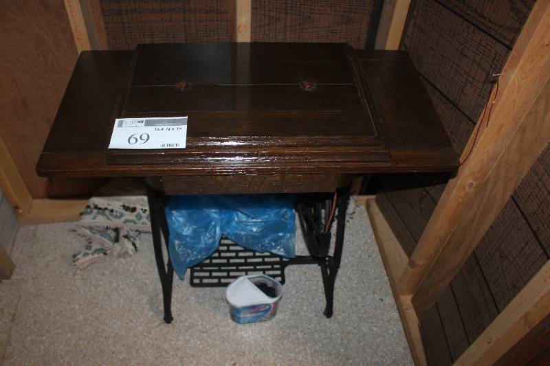 lot 69 image: Sewing Machine