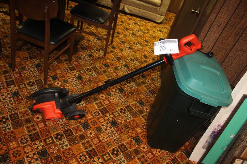 lot 76 image: Black & Decker EdgeHog 2-IN-1 Landscape Edger