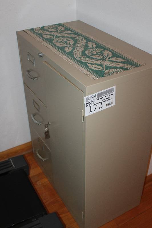 lot 172 image: Lockable 3-Drawer Cabinet with Safe