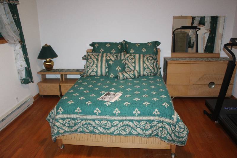 lot 11 image: Lot of (5) Bedroom Set