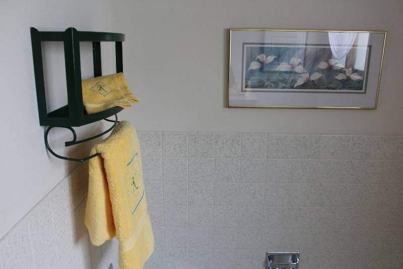 lot 168 image: Bathroom Contents