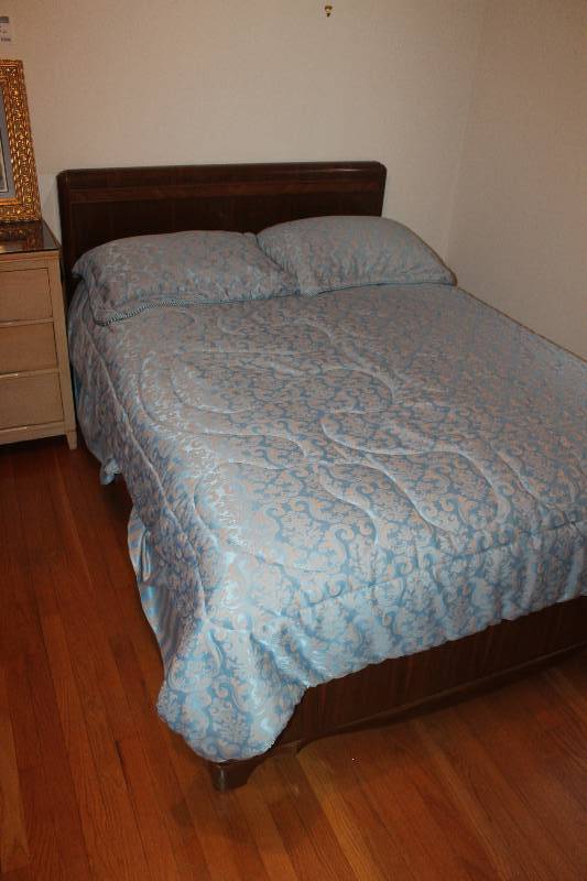 lot 163 image: Lot of (3) Bedroom Set