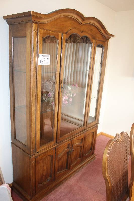 lot 182 image: Glass Doored 3-Shelf Cabinet