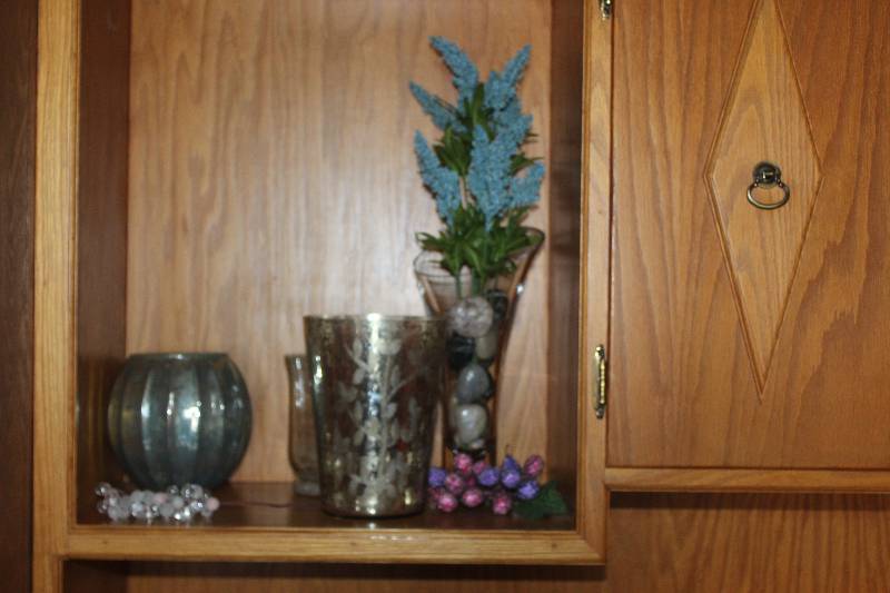 lot 175 image: Lot of Decorations