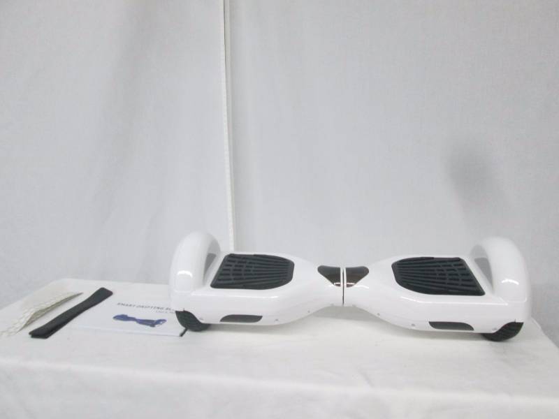 lot 6 image: Self-Balancing 2-Wheeled Electric Scooter w 36V Samsung Battery - White