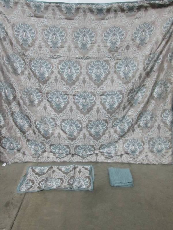 lot 49 image: McLeland Design Bolero Comforter Set - King