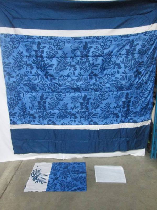 lot 52 image: Alcove Jacqueline Comforter Set - Queen