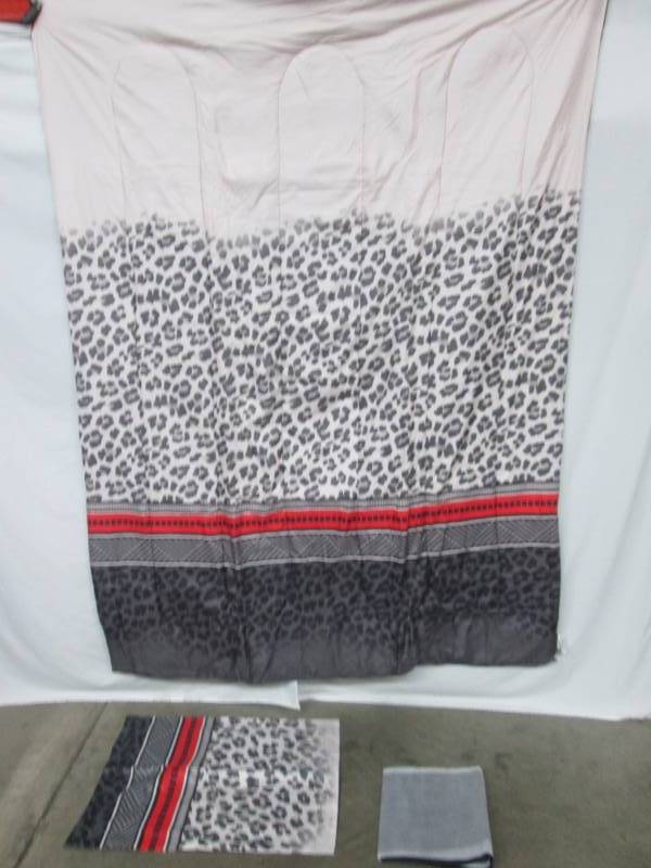 lot 54 image: Alcove Snow Leopard Bed Set - Twin
