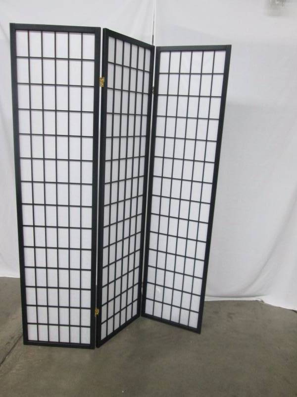 lot 39 image: Alcove 3-Panel Folding Screen - Black