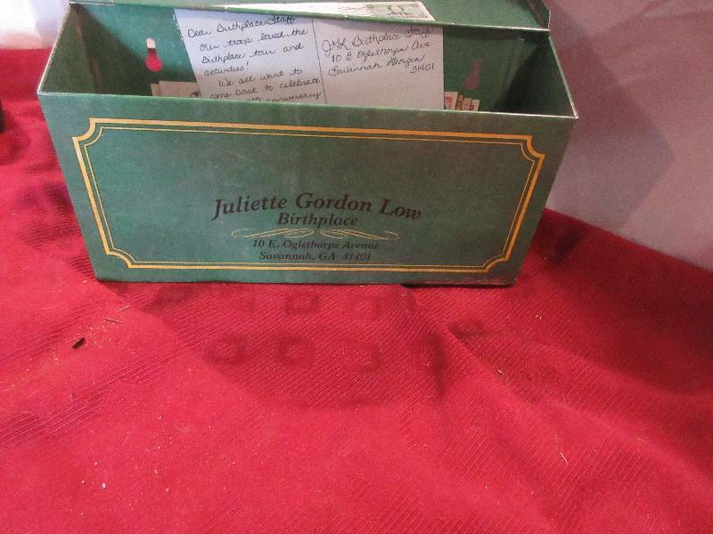 VINTAGE MAIL BOX