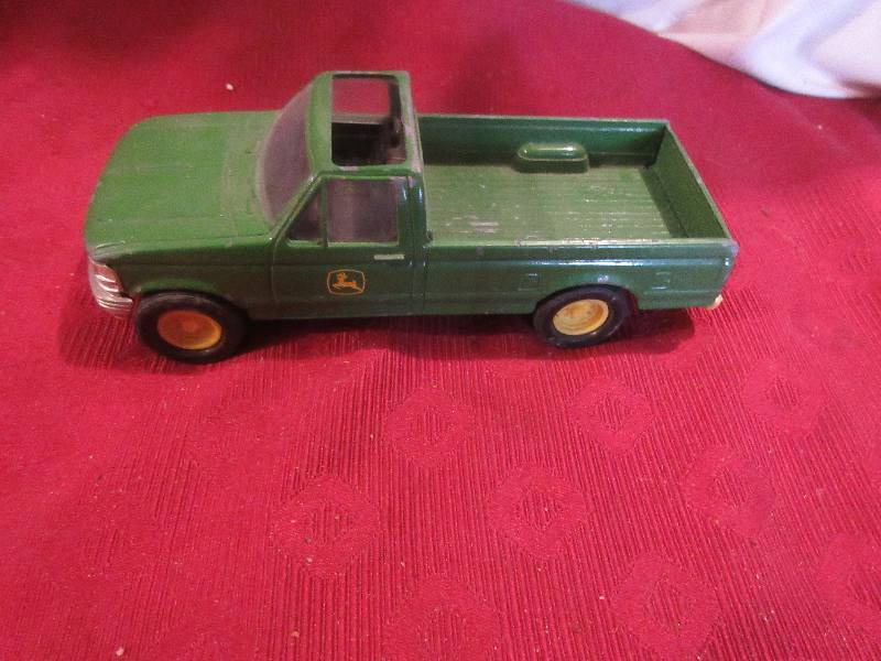 COLLECTIBLE JOHN DEERE PICK UP
