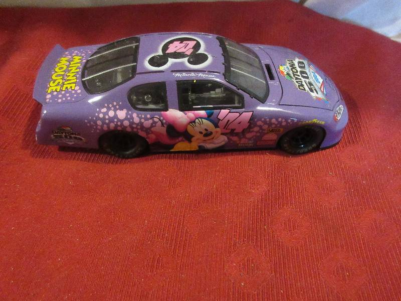 COLLECTIBLE DAYTONA 500 CAR