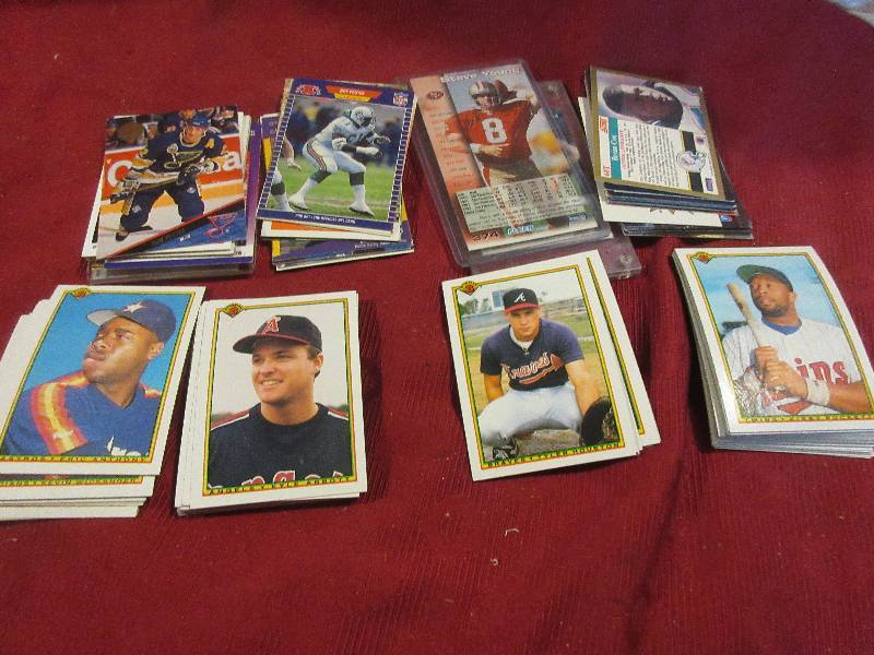 COLLECTIBLE FOOTBALL,BASEBALL,AND HOCKEY CARDS