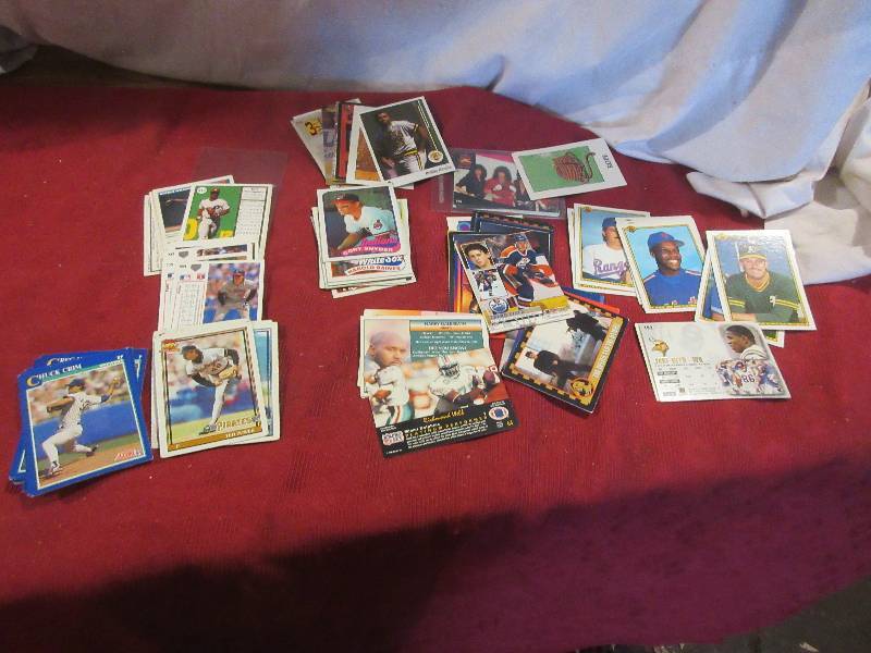COLLECTIBLE BASEBALL AND MISC CARDS