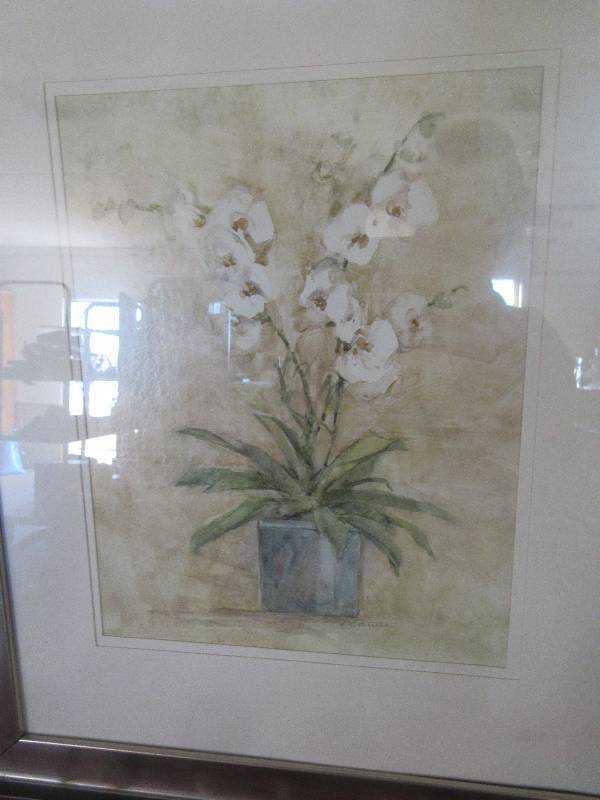 VINTAGE WHITE FLOWER PICTURE