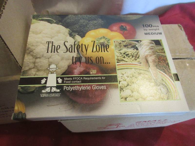 FOOD GRADE PLASTIC GLOVES