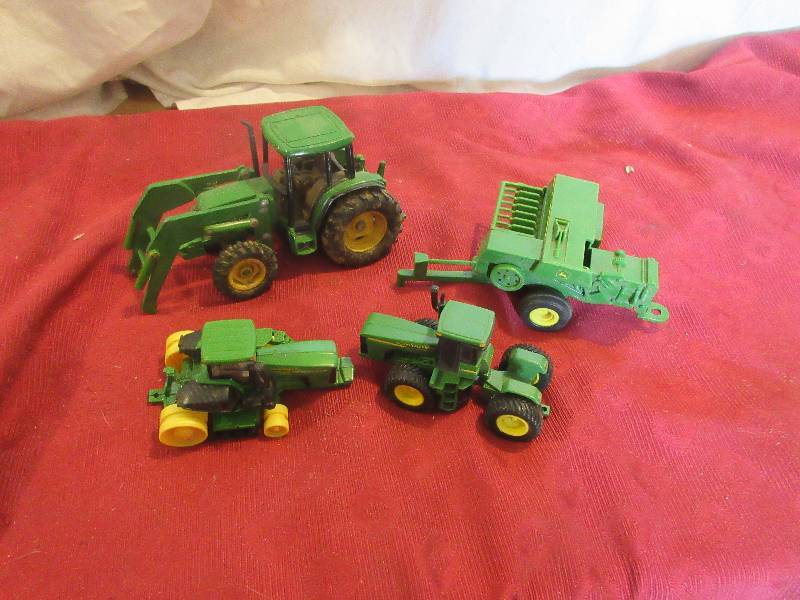 COLLECTIBLE JOHN DEERE TOYS BALERS PLASTIC