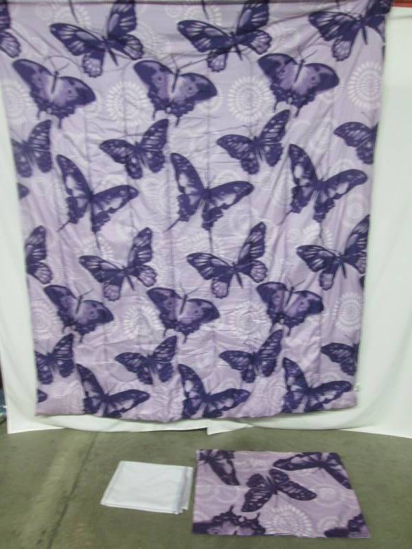 lot 54 image: Alcove Flutter Comforter Set - Queen
