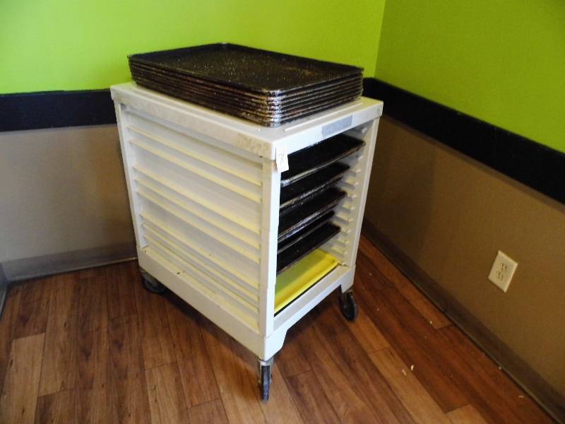 Rummbermaid Max 7313 Cart w 17 Trays