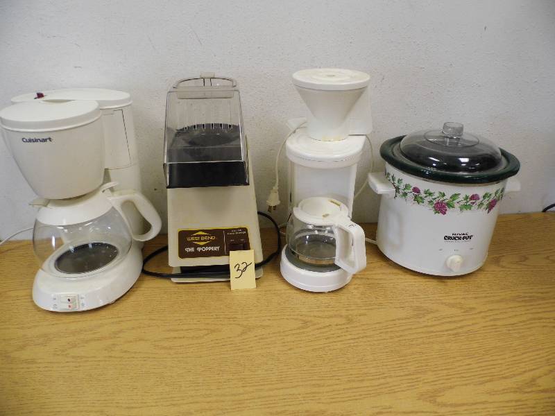 lot 32 image: Small Kitchen Appliances