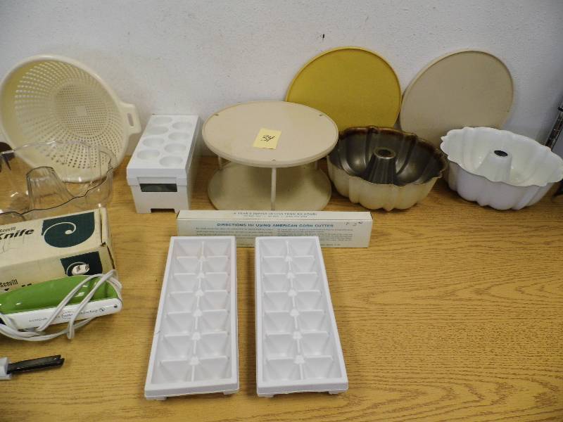 lot 34 image: Bundt Cake Pans & Electric Knife