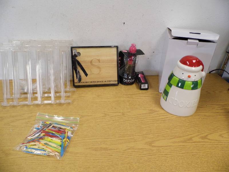 lot 39 image: New Cookie Jar & Misc